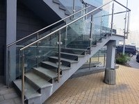 Преимущества стеклянных ограждений для лестниц