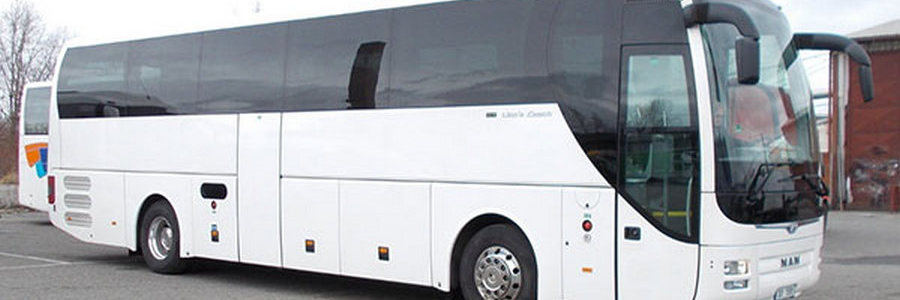 Белый пассажирский автобус 