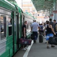 Прибывшая электричка на перрон