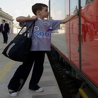 Поездка ребенка одного в поезде