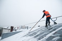 Почему чисткой снега с крыши должны заниматься профессионалы