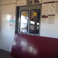 Желтые круги на дверях электрички