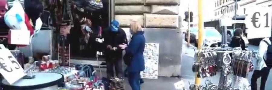 Девушка у сувенирной лавки